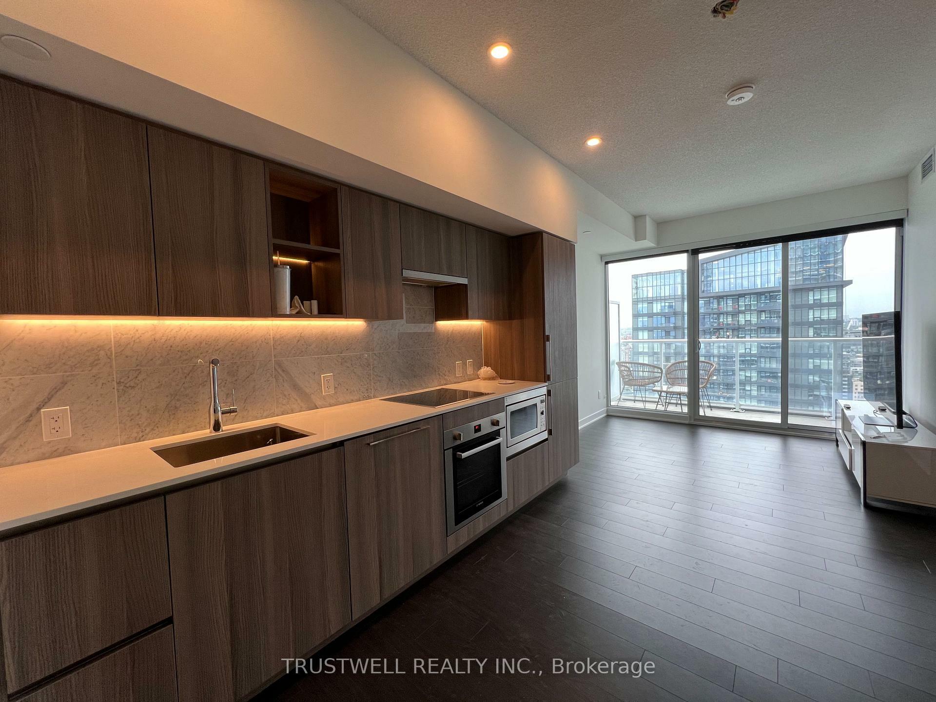 Property Photo: 17 Bathurst Street 3309 ON M6A 2E1