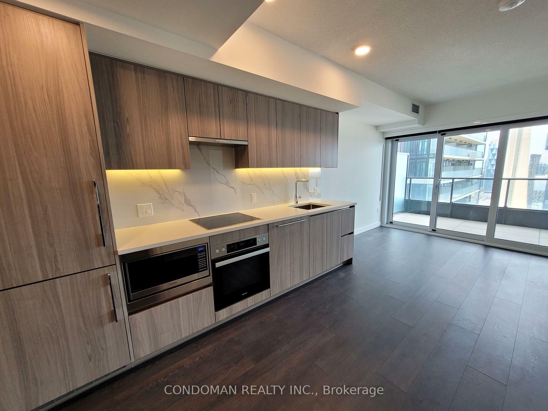 Property Photo: 3 Concord Cityplace Way 4607 ON M5V 0X4