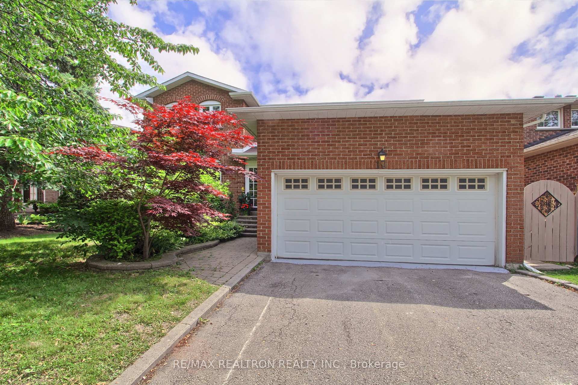Property Photo: 19 Crystal Drive N ON L4C 7Z4