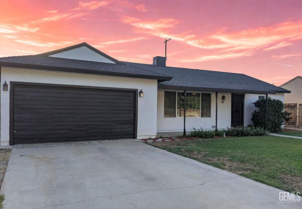 Property Photo:  615 Cherokee Drive  CA 93309 