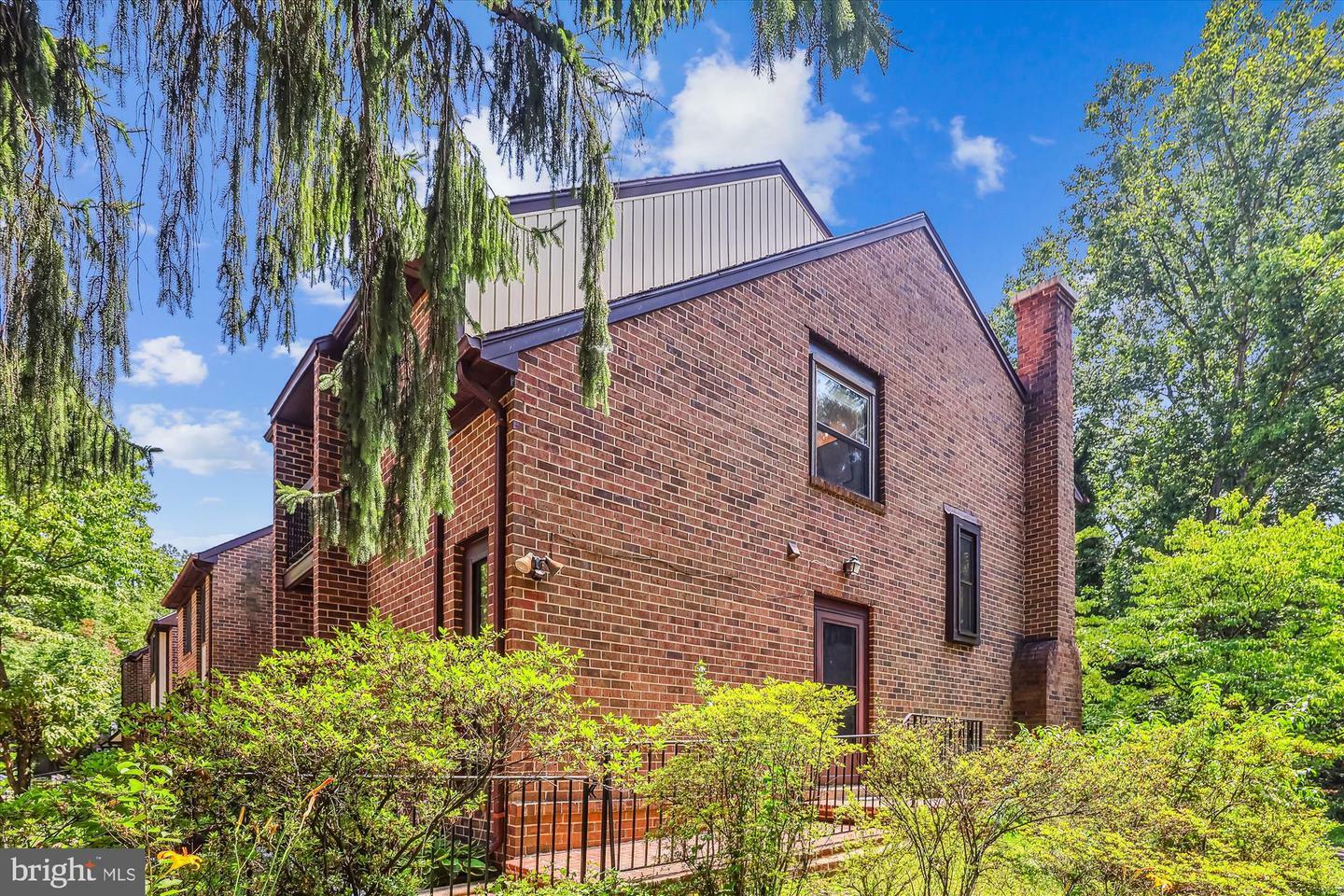 Property Photo: 5818 Jacksons Oak Court VA 22015