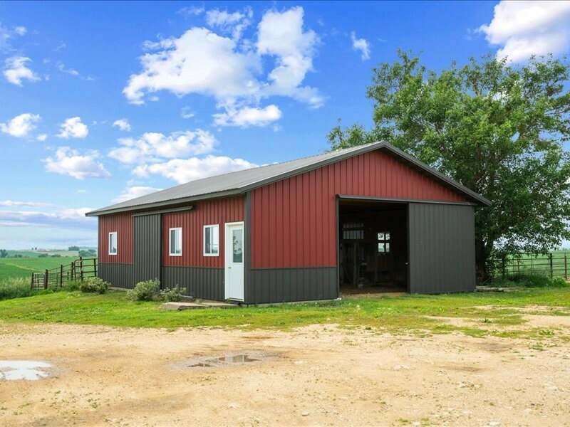 Property Photo: 1931 140th Street IA 52255