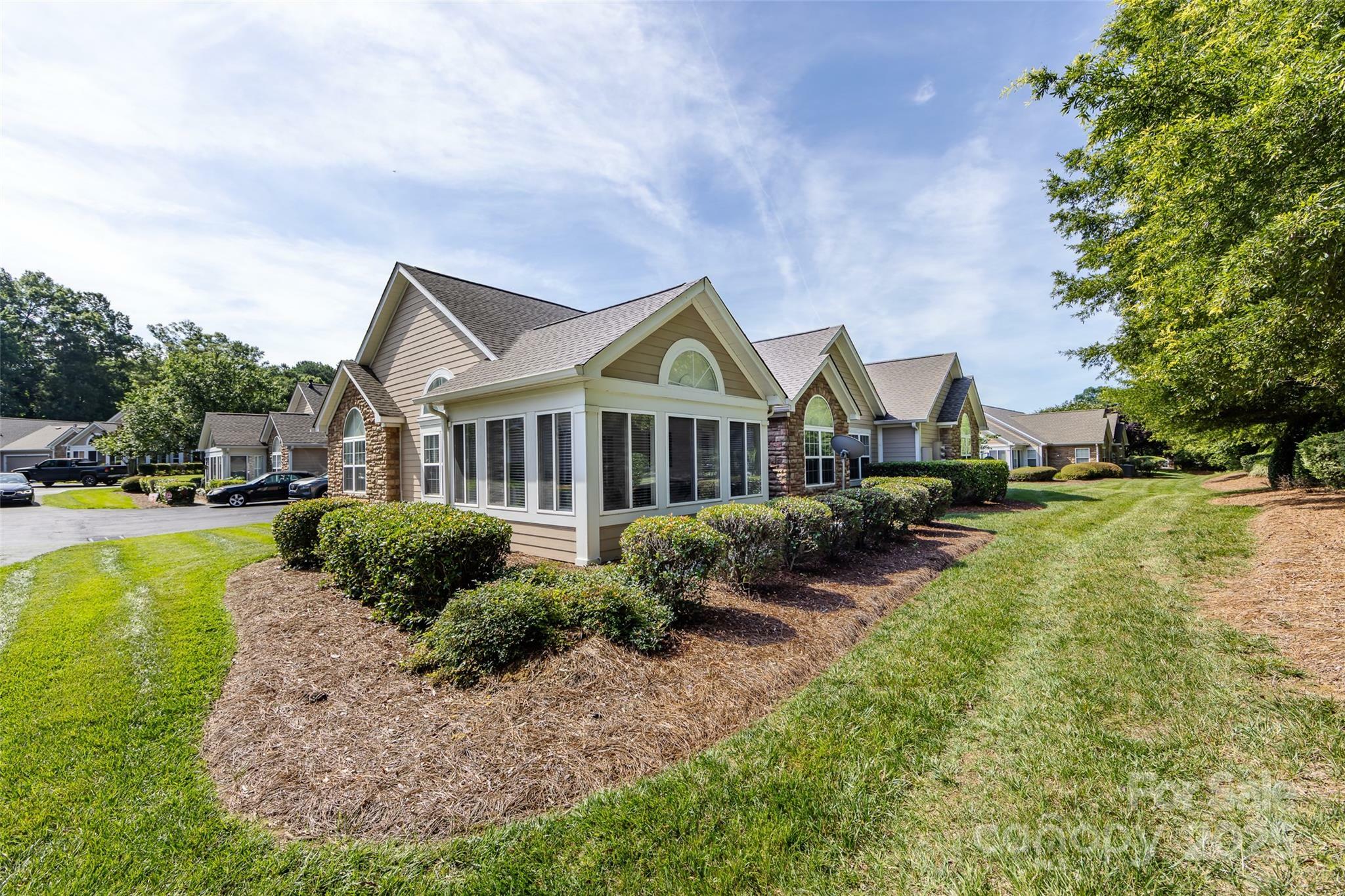 Property Photo: 6811 Ledgestone Place NC 28227
