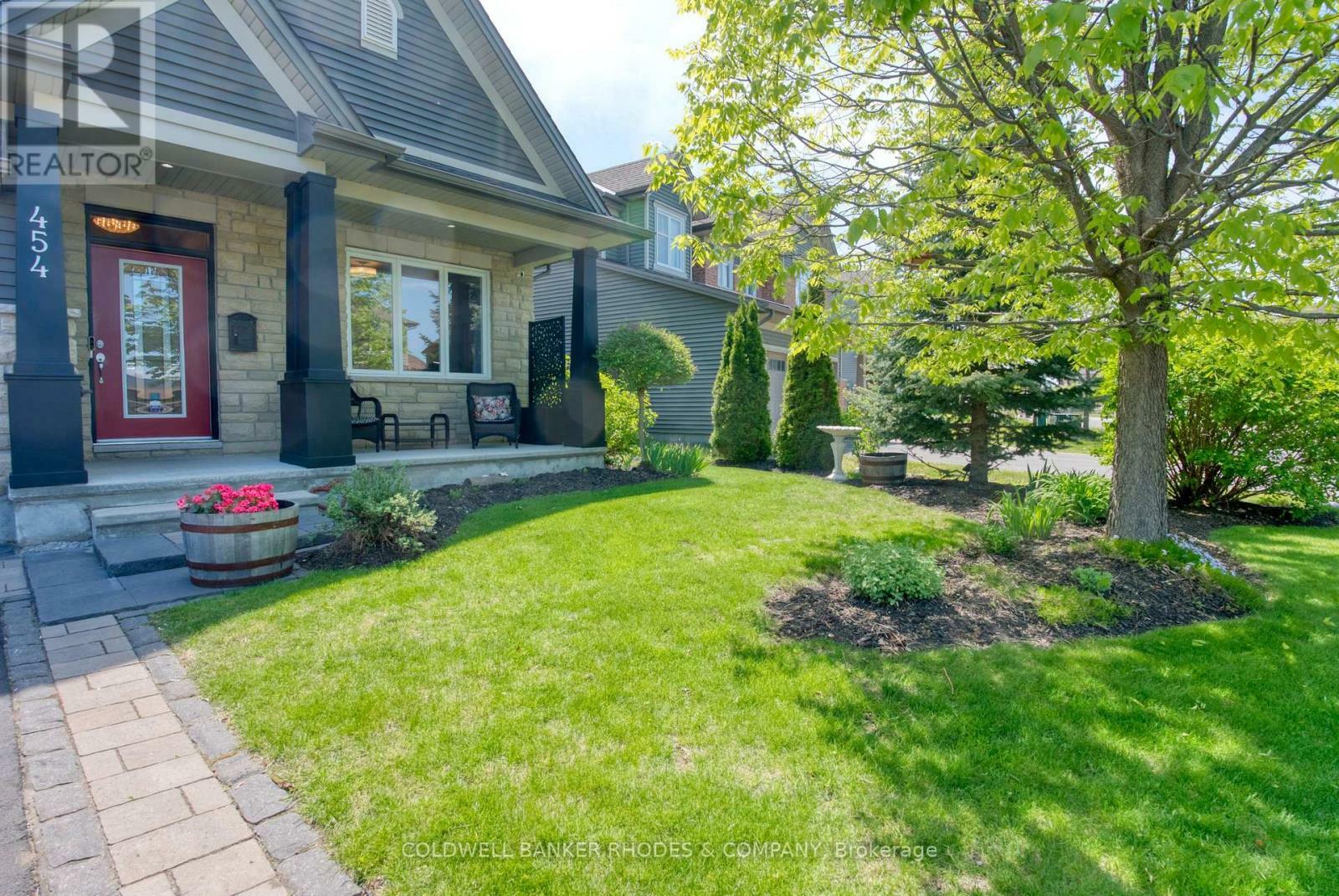 Property Photo: 454 Creekview Way ON K1T 0J5