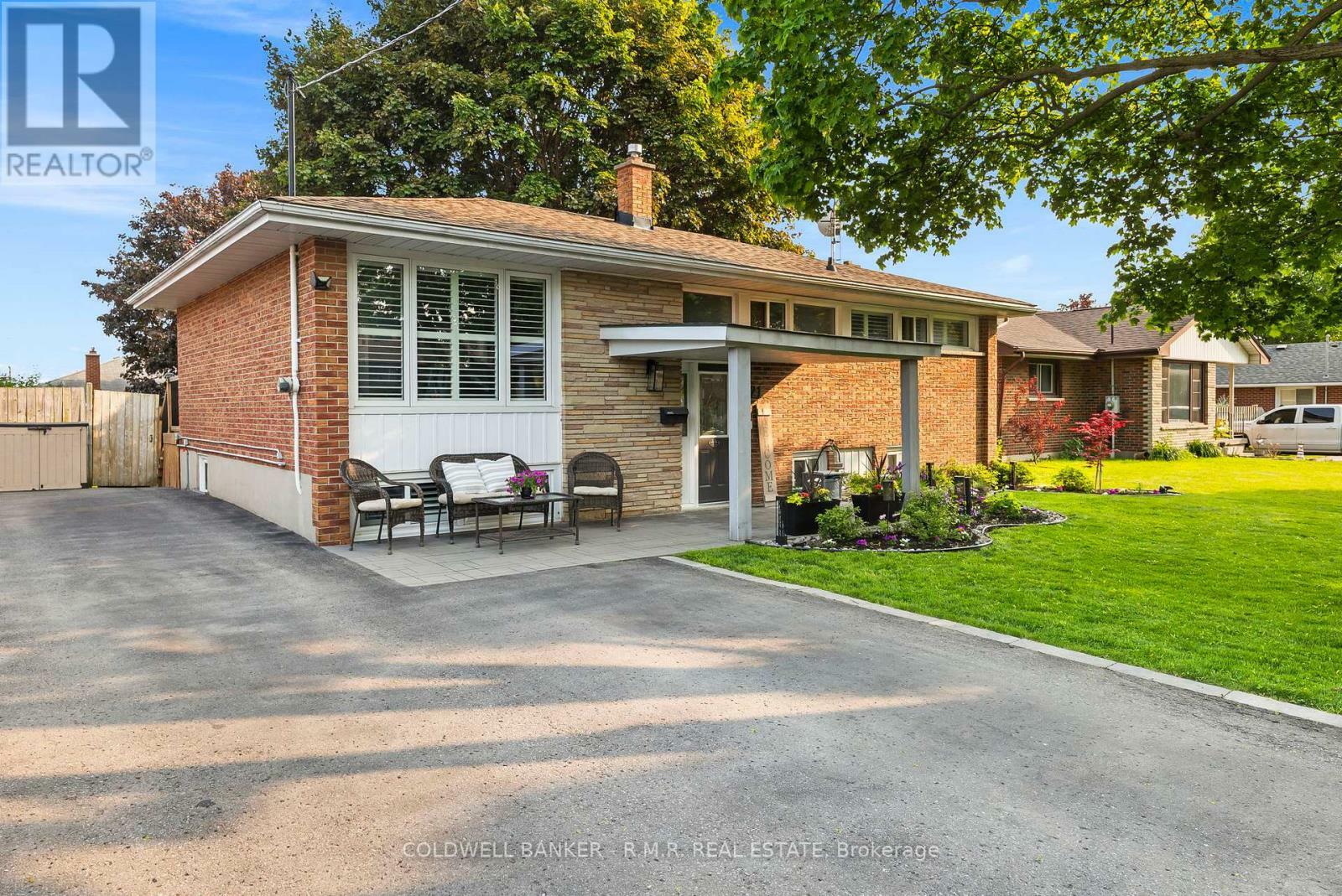 Property Photo: 21 Parkway Crescent ON L1C 1B9