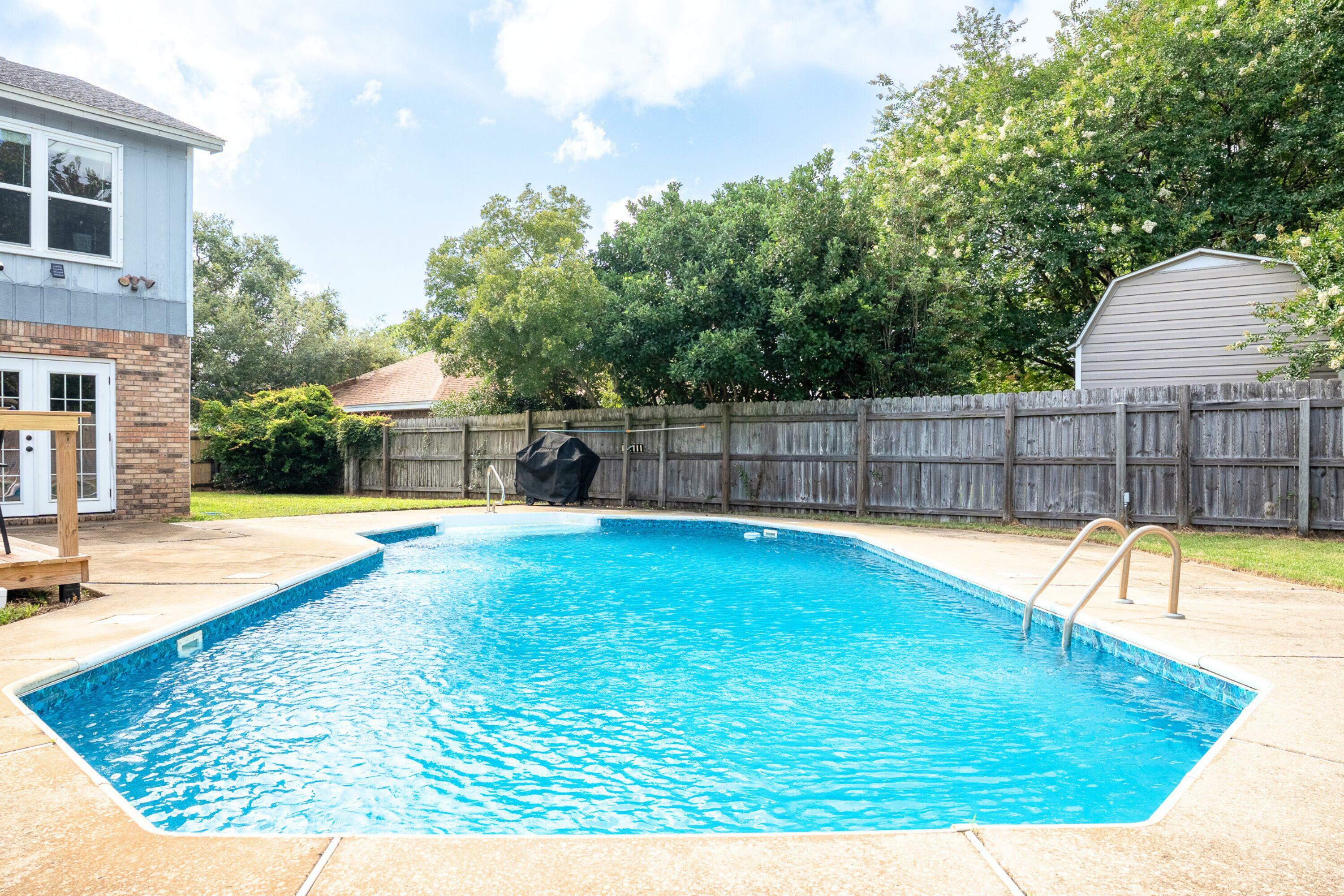 Property Photo:  524 E Timberlake Drive  FL 32569 