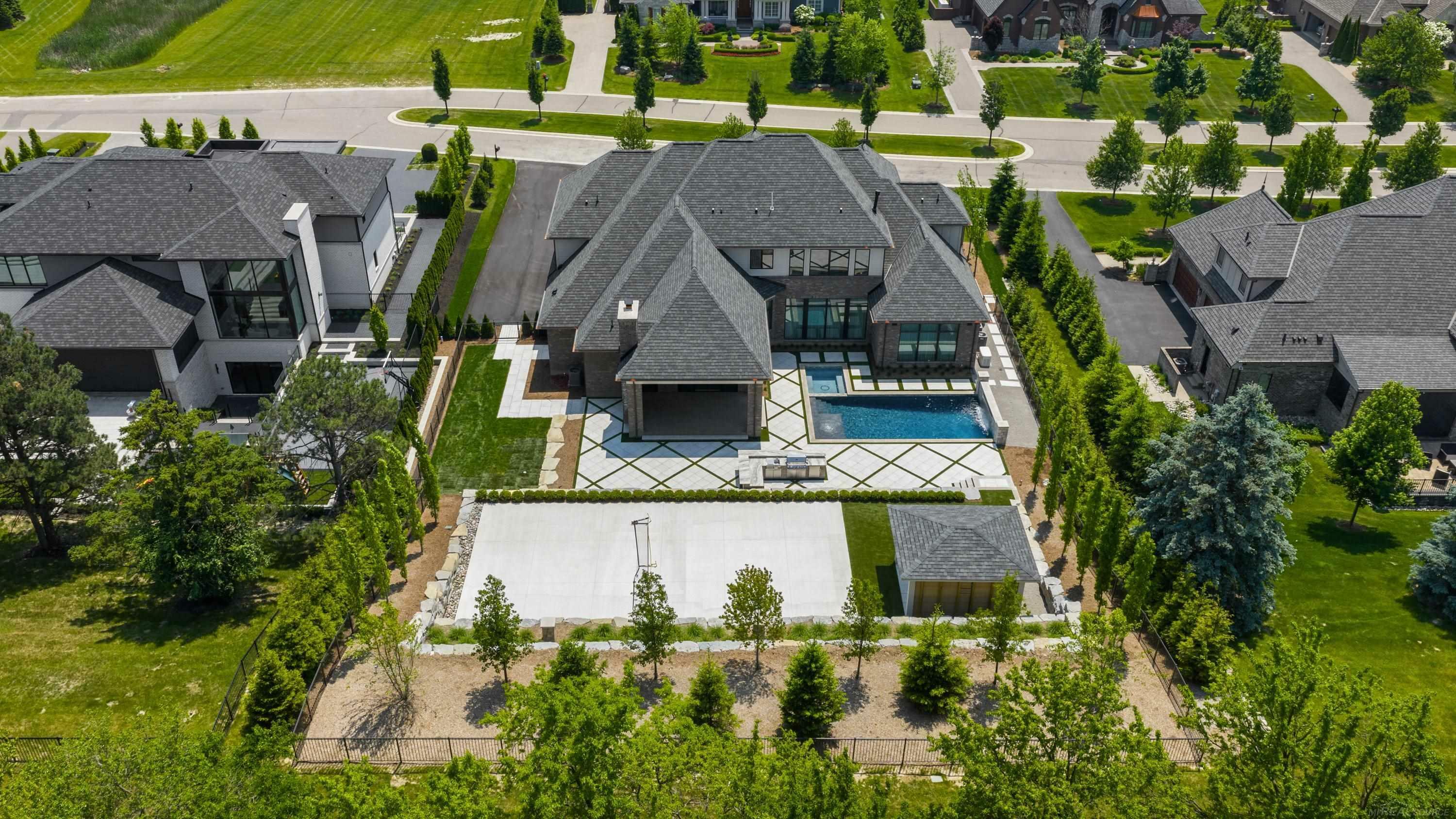 Property Photo:  2816 Turtle Grove Court  MI 48302 