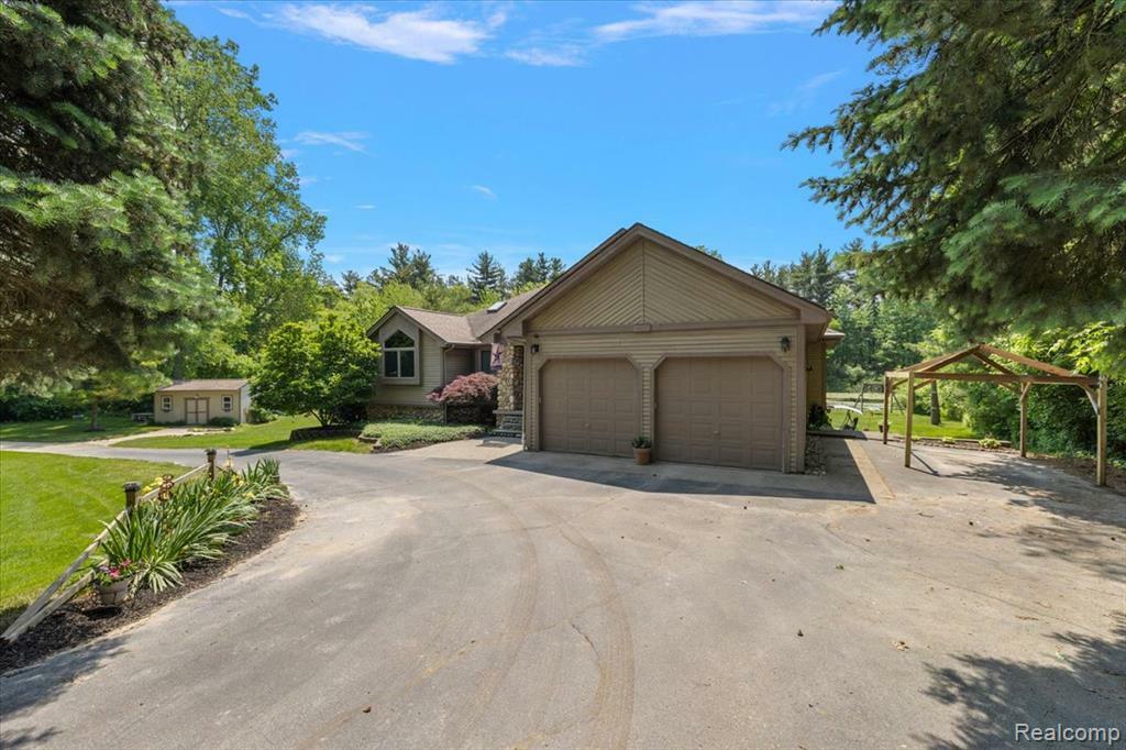 Property Photo: 321 Wolfe Road MI 48462 9044