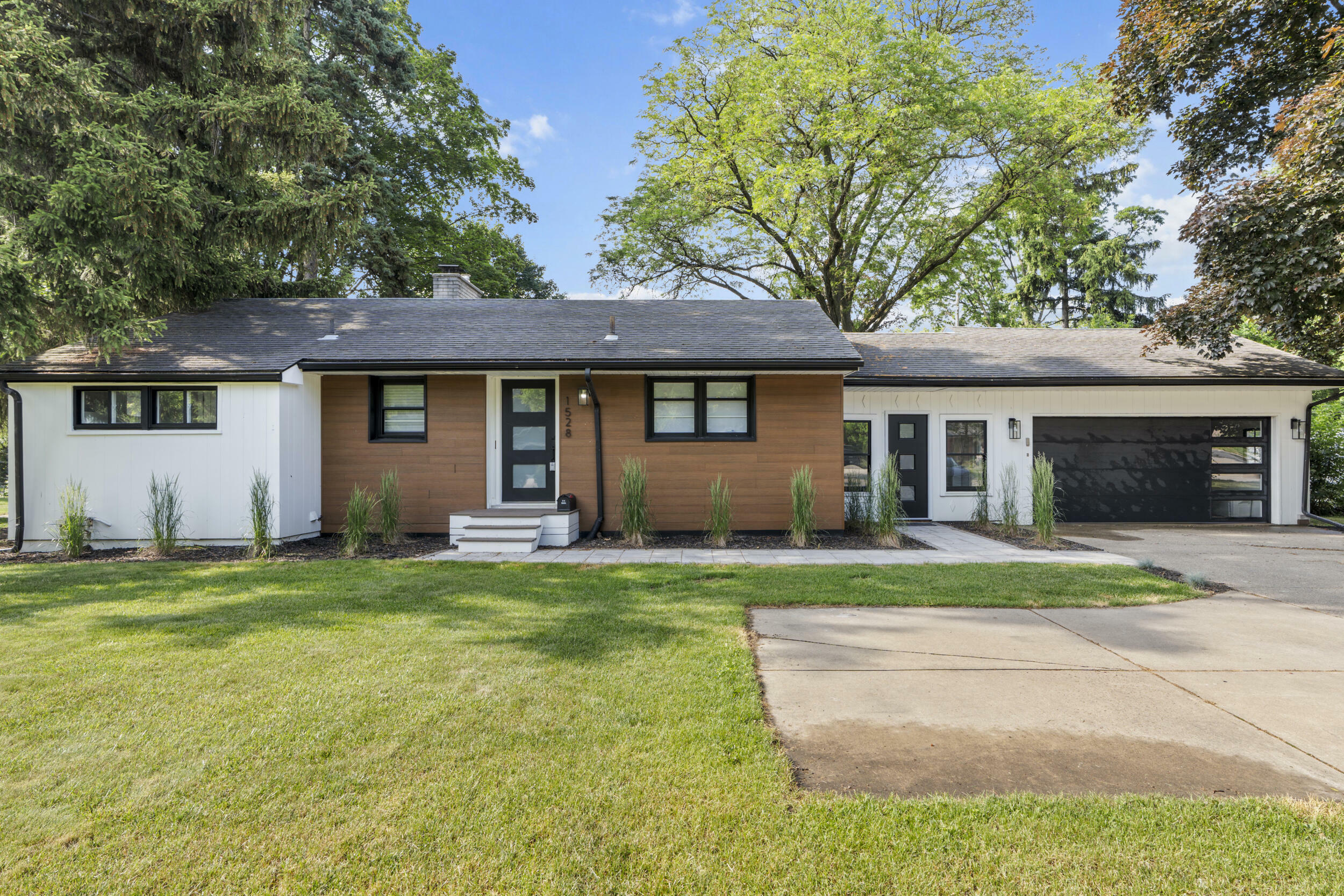 Property Photo: 1528 E Maple Road MI 48009