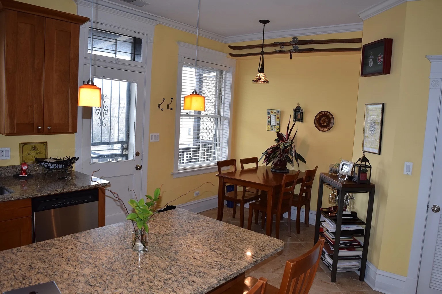 Property Photo: 4623 N Beacon Street 3N IL 60640