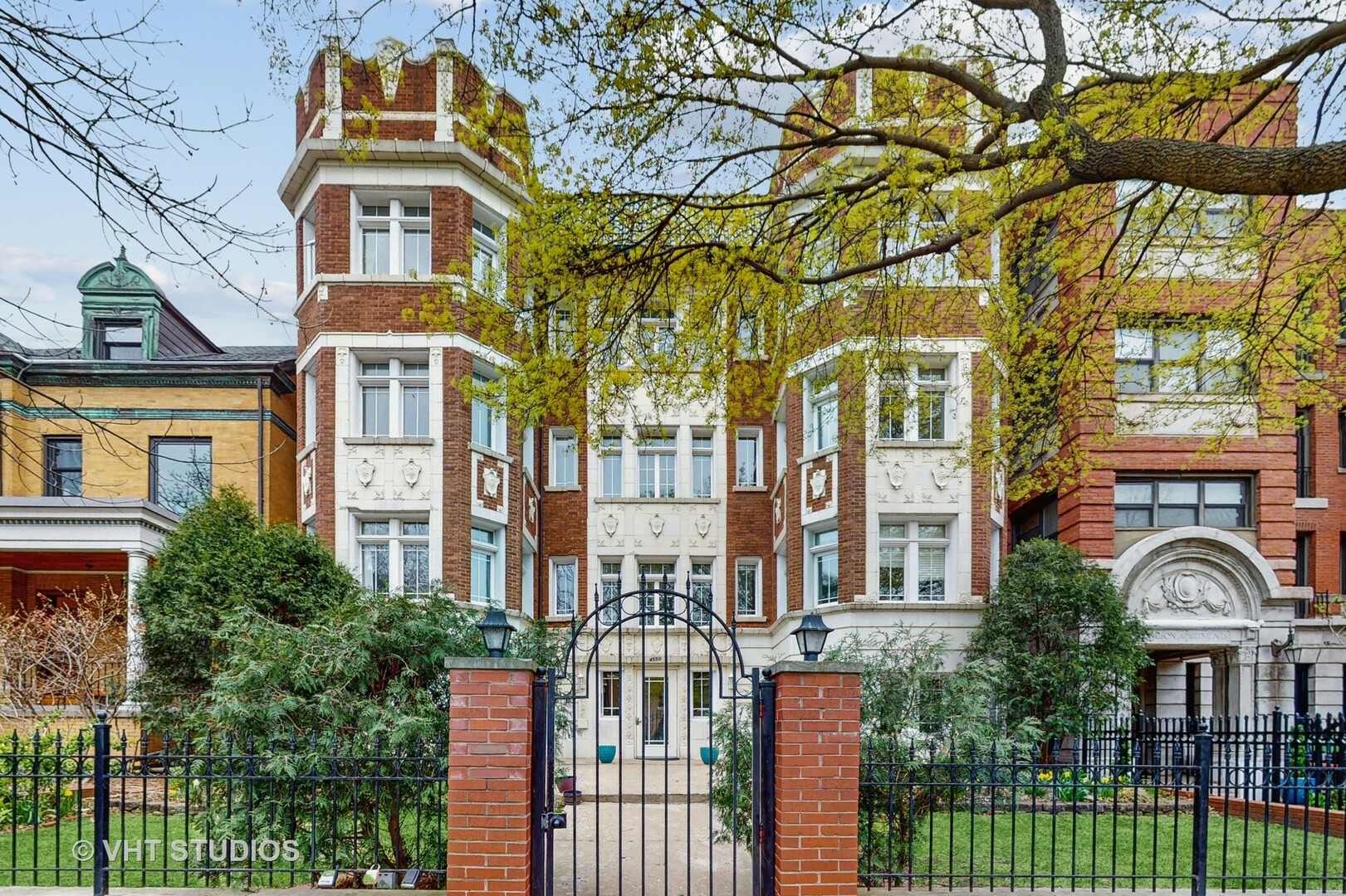Property Photo: 4550 N Malden Street 1W IL 60640