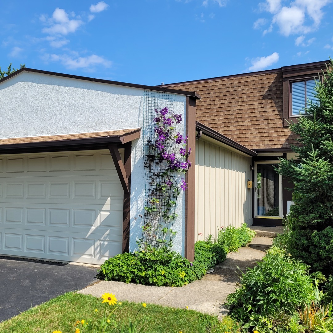 Property Photo: 10 Hawthorne Square IL 60525