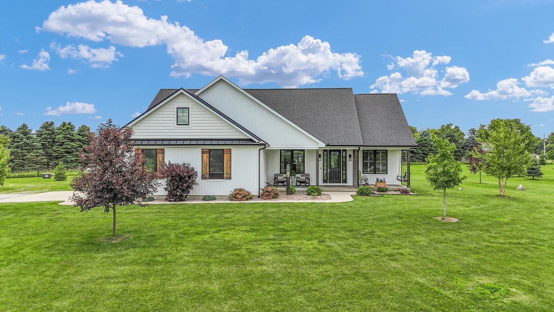 Property Photo:  619 County Road 2550 N  IL 61840 