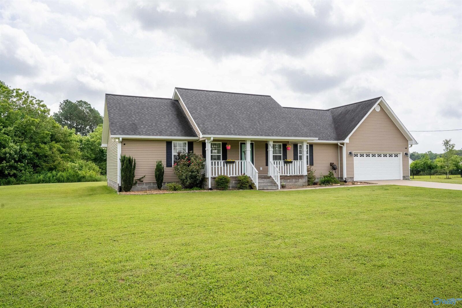 Property Photo: 99 Craten Drive AL 35968