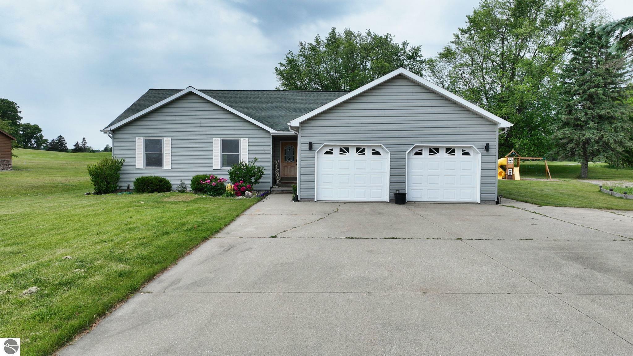 Property Photo: 1006 N Clubhouse Drive MI 48893