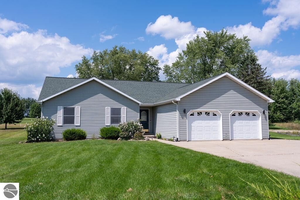 Property Photo: 1006 N Clubhouse Drive MI 48893