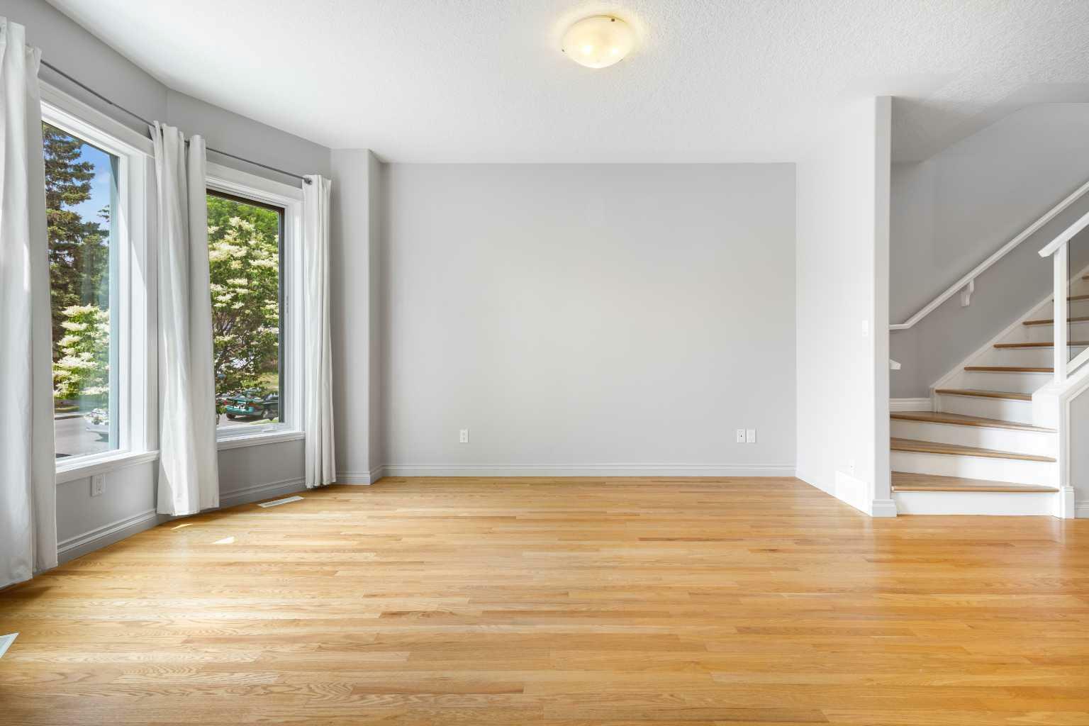 Property Photo:  3310 40 Street SW  AB T3E 3K2 