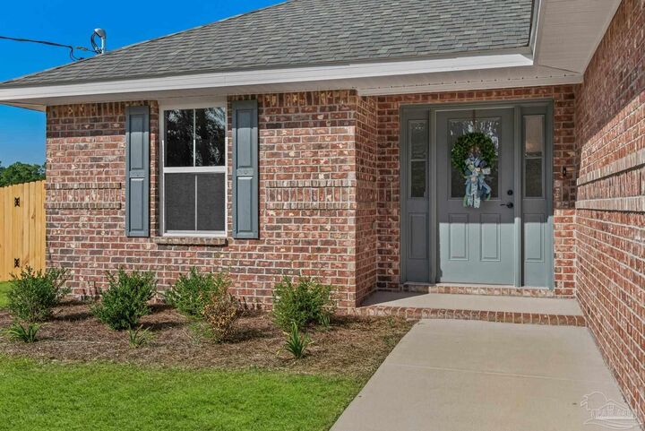 Property Photo: 7925 Twin Lake Dr FL 32583