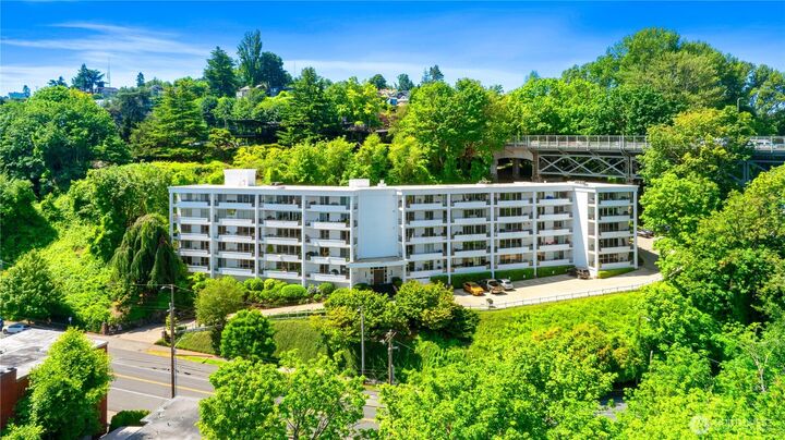 Property Photo:  2565  Dexter Avenue N 103  WA 98109 