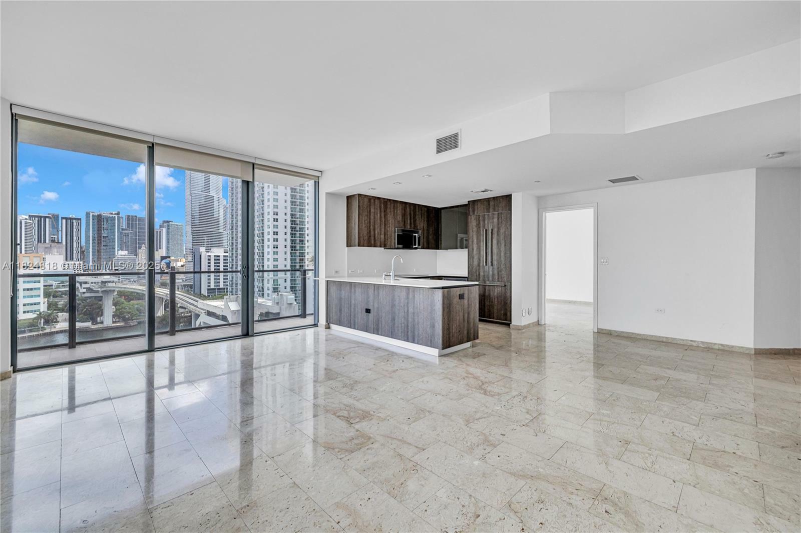 Property Photo:  68 SE 6th St 712  FL 33131 