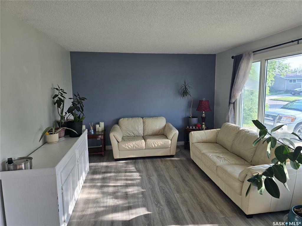Property Photo: 212 8th Street E SK S0A 4T0