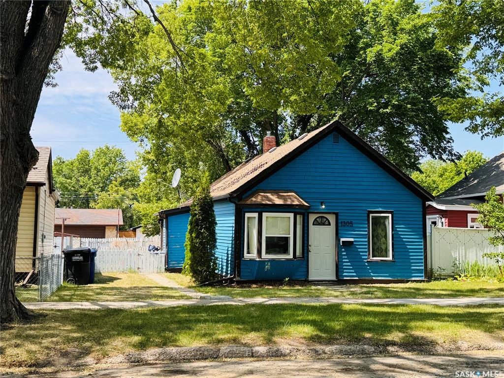Property Photo: 1305 G Avenue N SK S7L 2A6