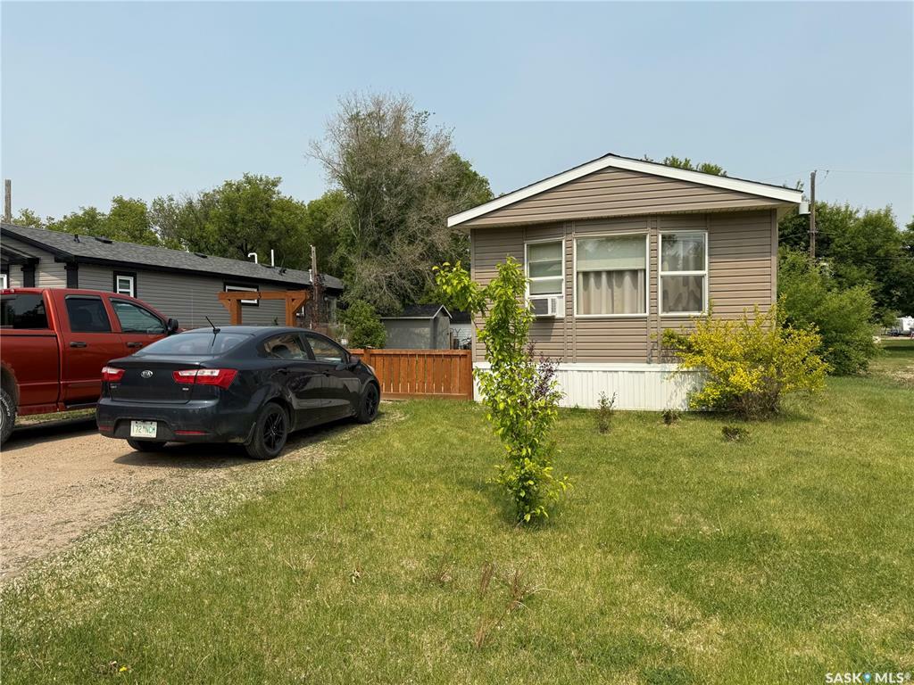 Property Photo: 404 8th Avenue E 3 SK S0K 4T0