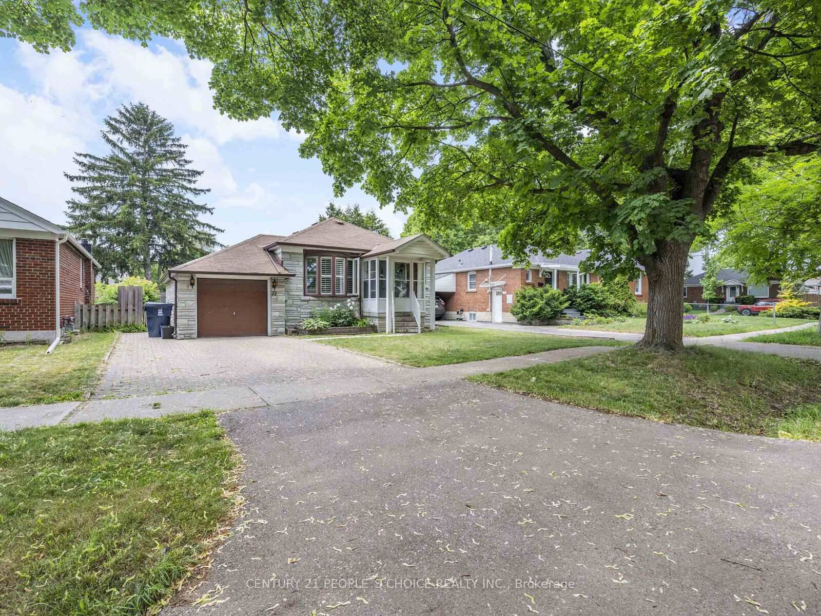 Photo de la propriété: 22 Chartwell Road ON M8Z 4E8