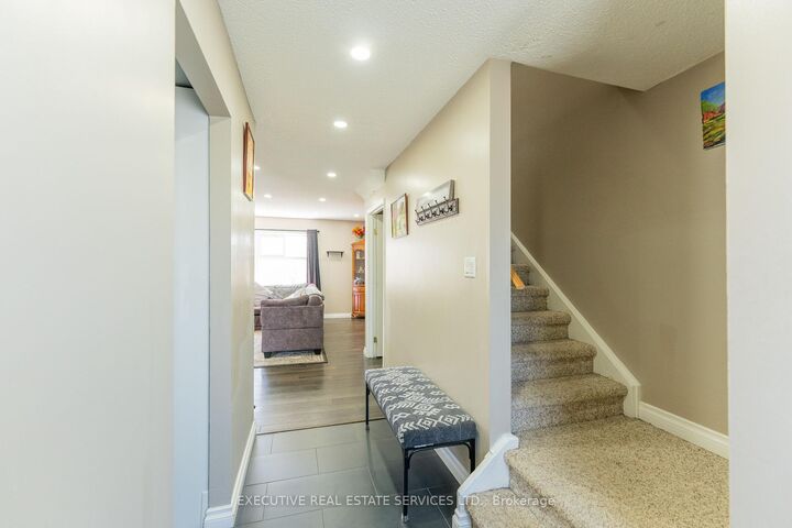 Photo de la propriété: 24 Kingham Road N/A ON L7J 1S4