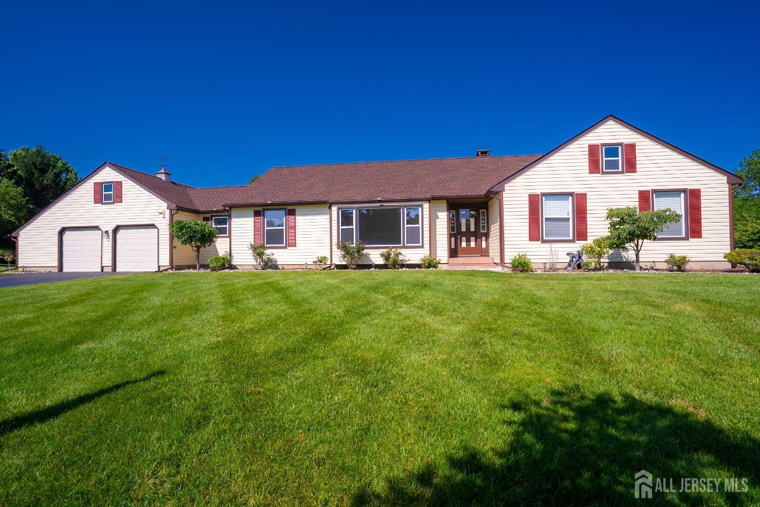 Property Photo:  5 Glengarry Way  NJ 08550 