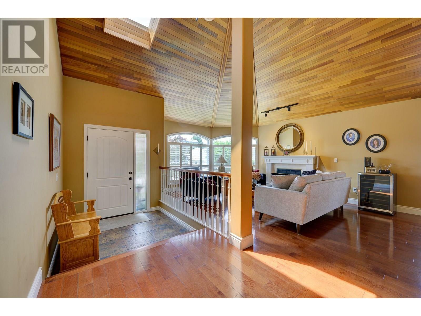 Property Photo: 1530 Hartford Avenue BC V2B 8J1