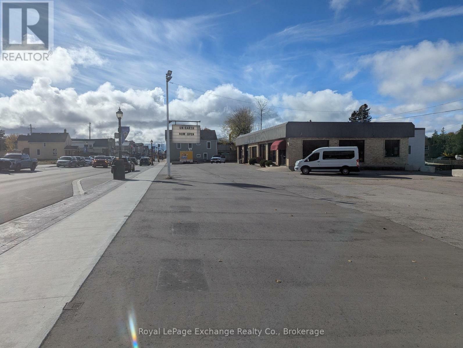 Property Photo:  856 Queen Street  ON N2Z 2Y2 