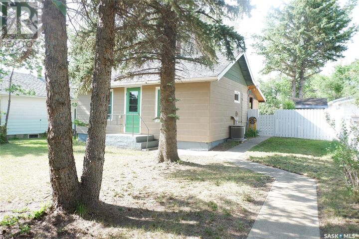 Property Photo: 211 2nd Avenue W SK S0H 3G0