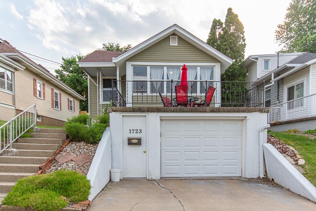 Property Photo:  1723 Lawndale Street  IA 52001 