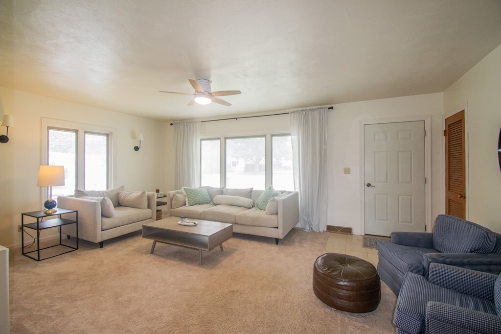 Property Photo: 1433 Williams Dr IA 50501