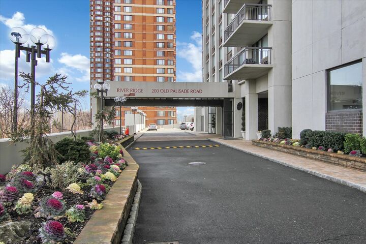 Property Photo: 200 Old Palisade Rd Ph 4/5 NJ 07024