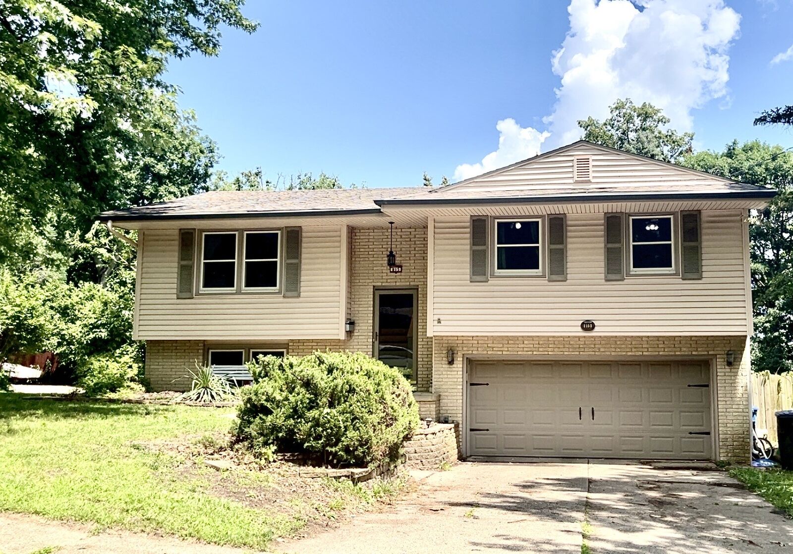 Property Photo: 815 Knob Hill Drive IA 50317