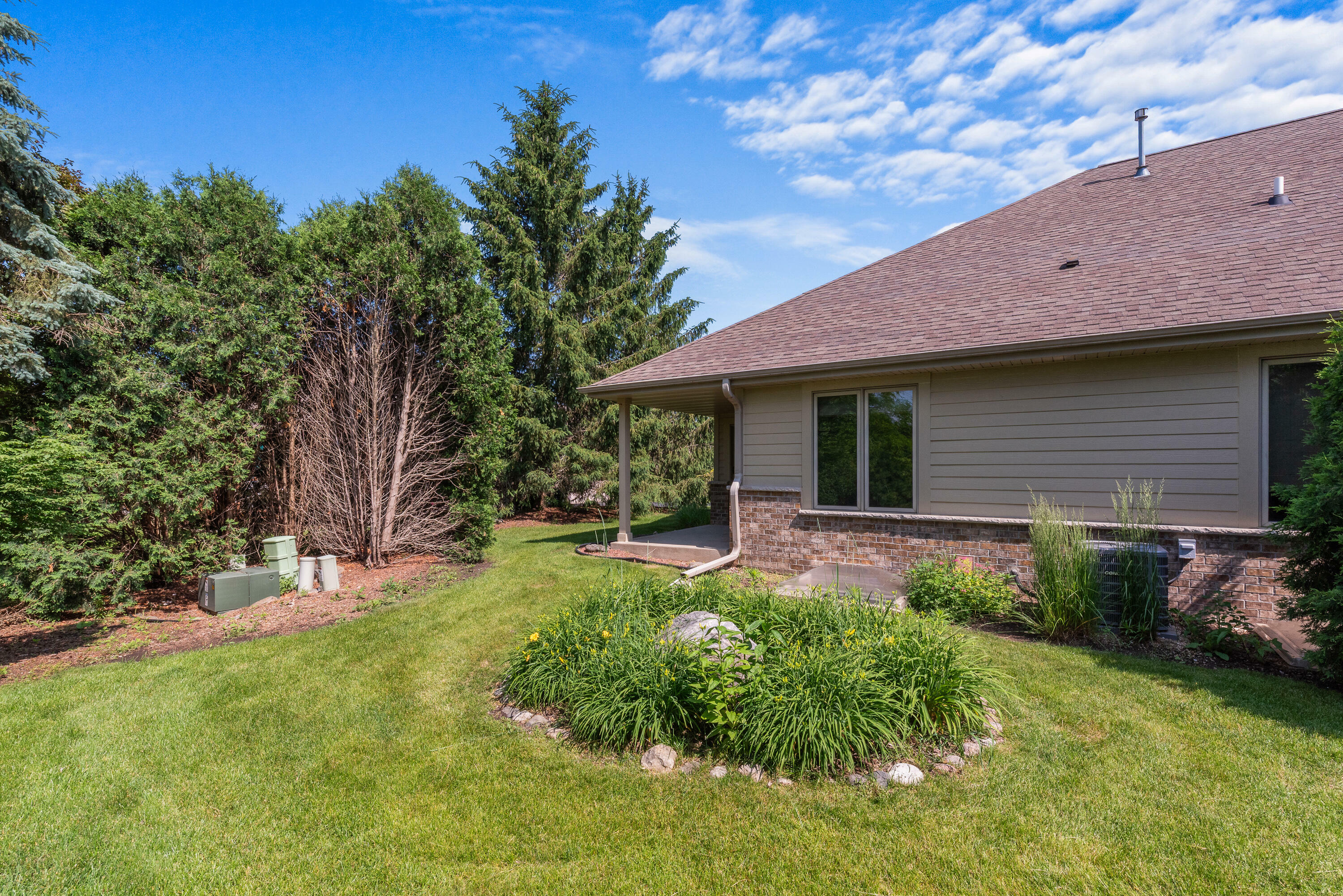 Property Photo: 7062 S Fieldstone Ct WI 53132