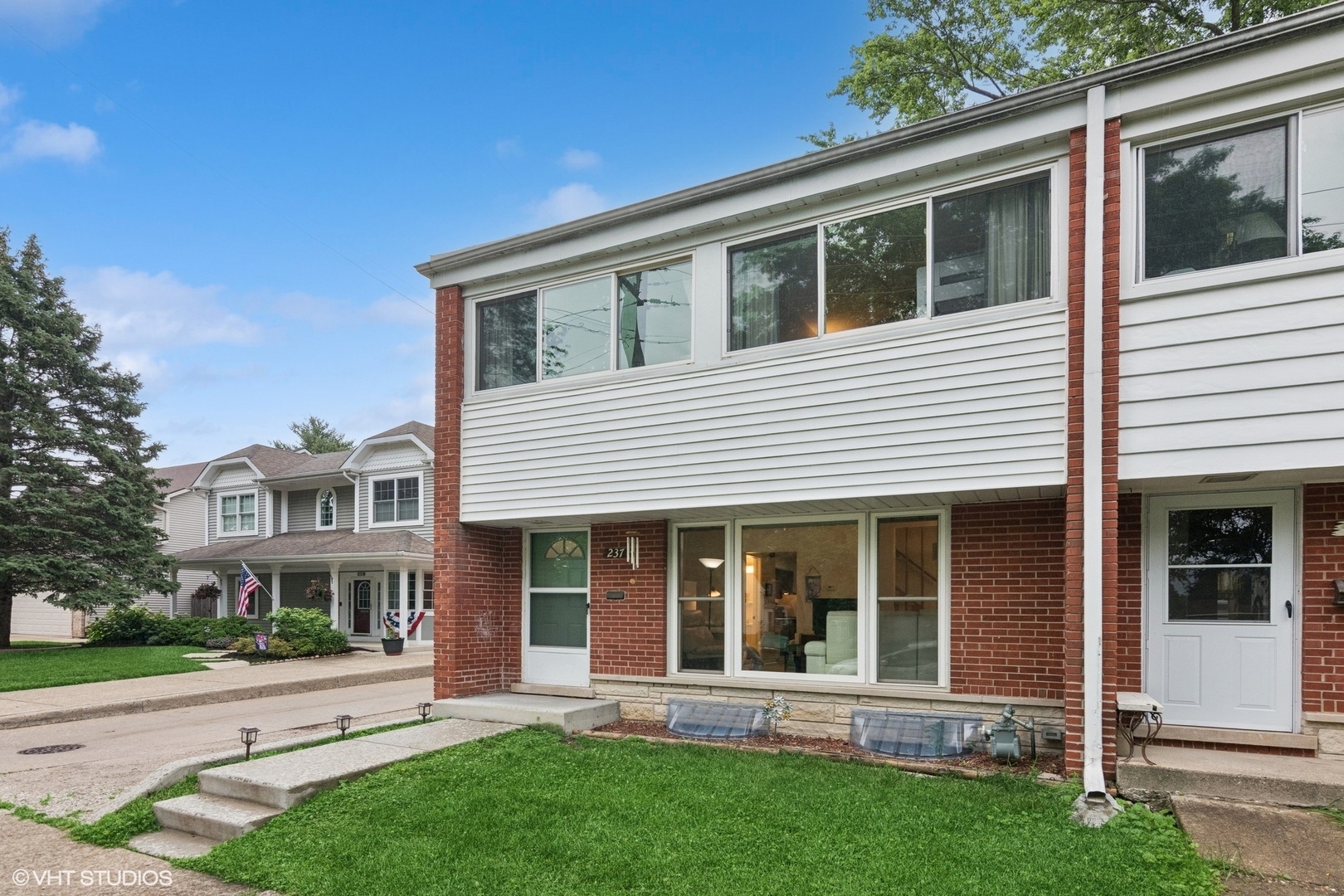 Property Photo: 237 S Edgewood Avenue IL 60148