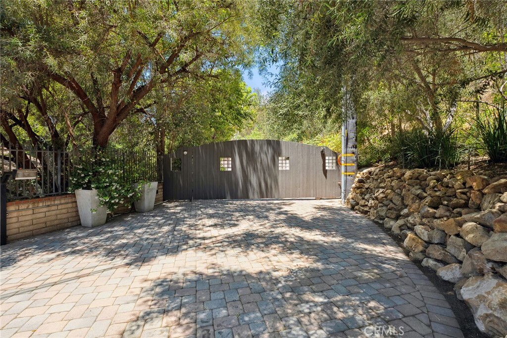 Property Photo:  24311 Sylvan Glen Road  CA 91302 