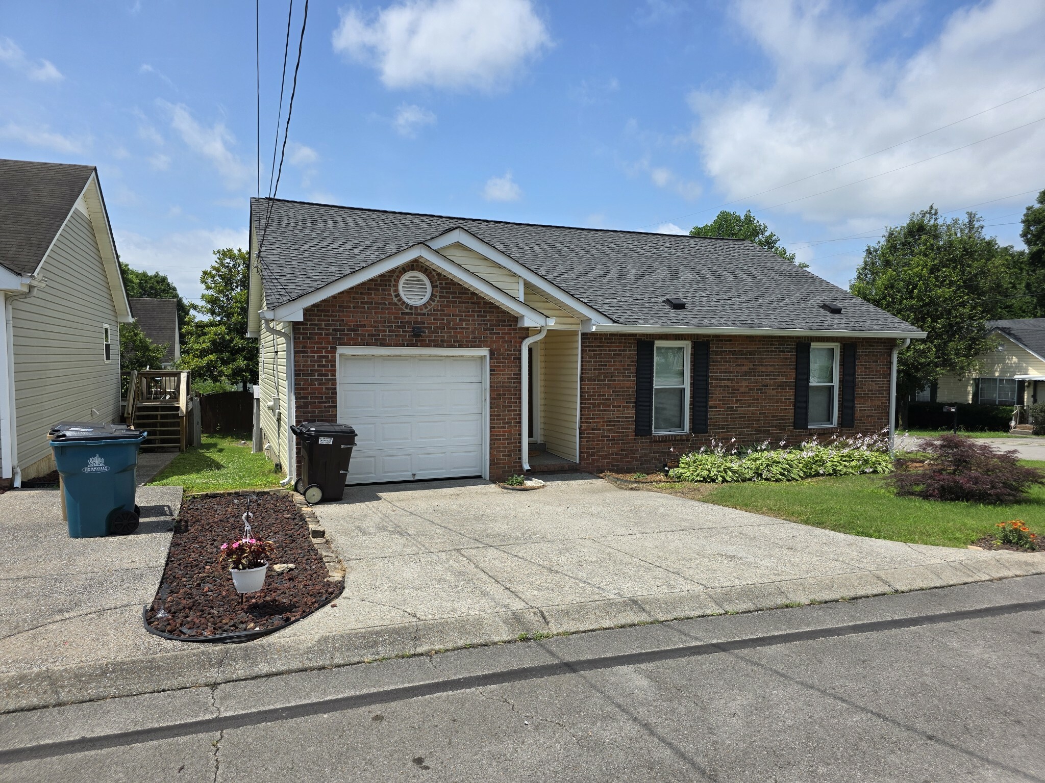 Property Photo: 400 Elaine Ct TN 37115