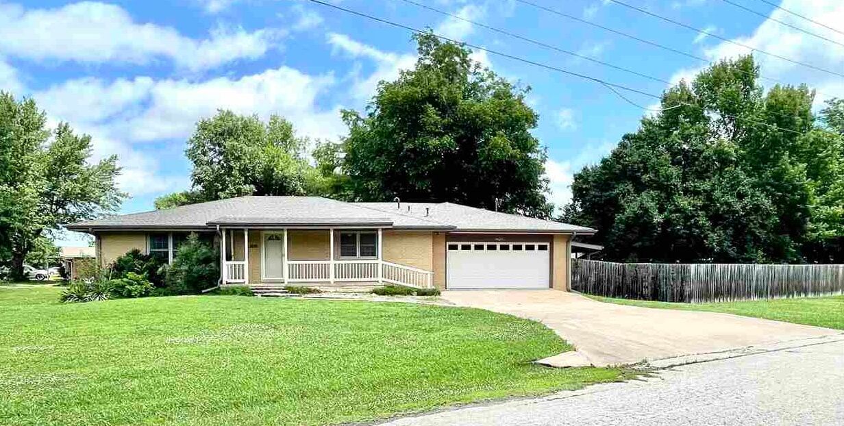 Property Photo:  300 N Apple  OK 74647 