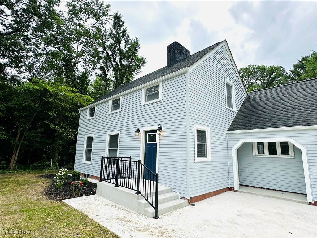 Property Photo: 568 North Road SE OH 44484
