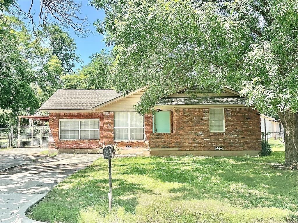 Property Photo:  1125 Laguna Drive  TX 76209 