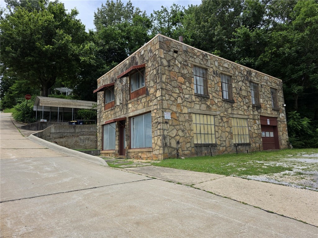 Property Photo: 219 W Rush Avenue AR 72601