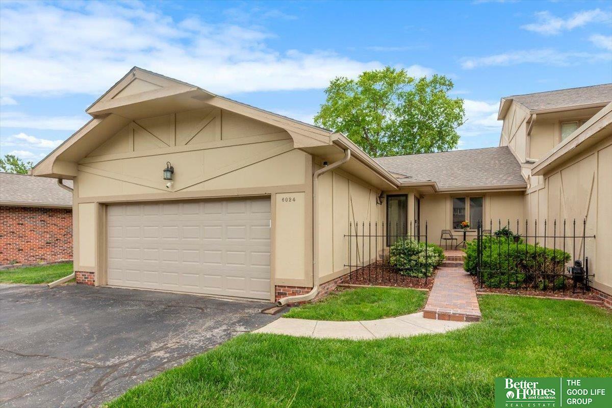 Property Photo: 6024 Oakcrest Plaza 13 NE 68137