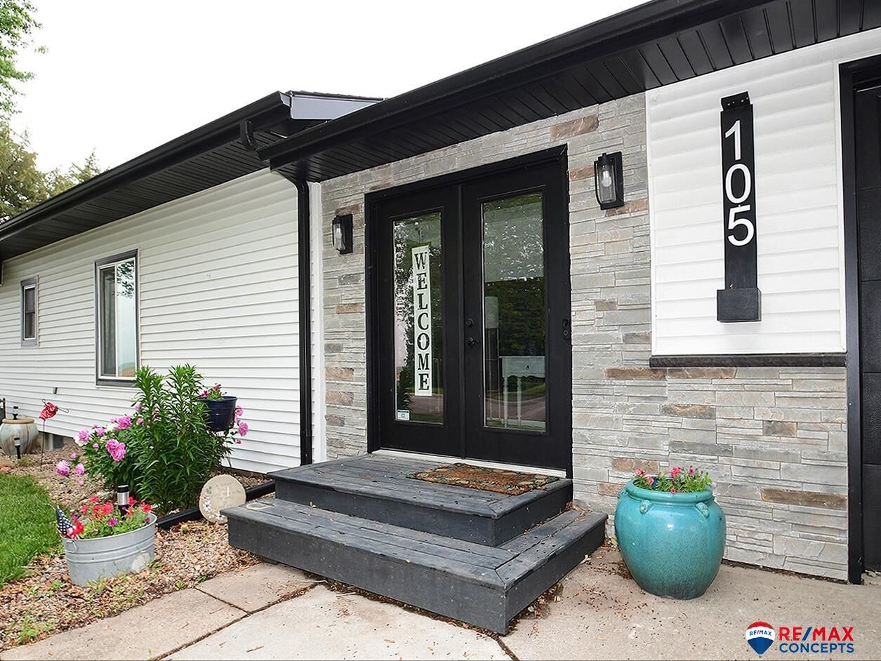 Property Photo: 105 Nebraska Street NE 68407