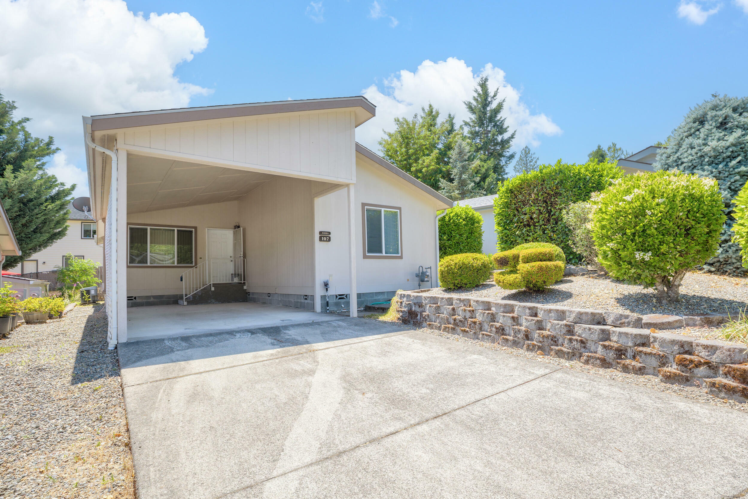 Property Photo: 107 NW Wrightwood Circle OR 97526