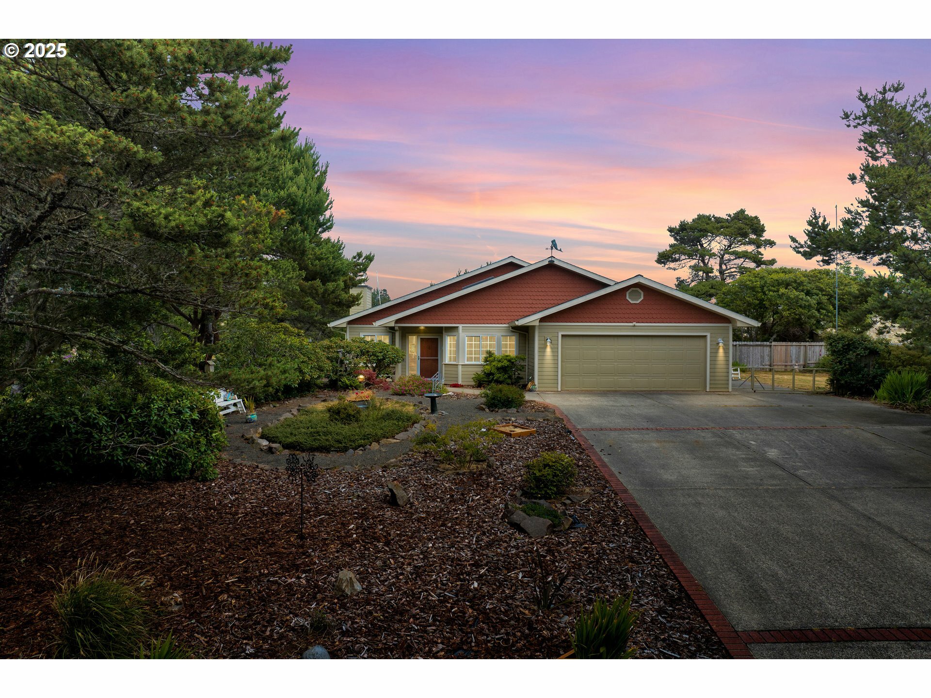 Property Photo: 88605 Nautilus Ct OR 97439