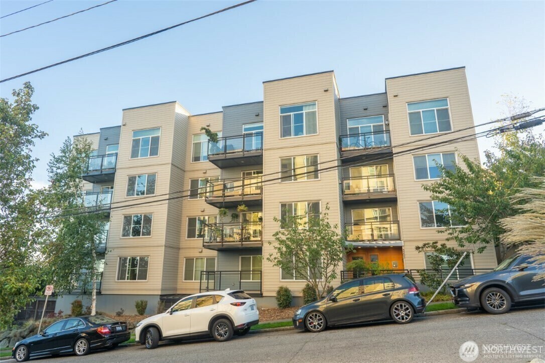 Property Photo: 3202 SW Avalon Way 303 WA 98126